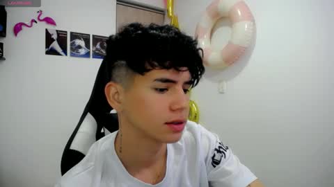 kiss_whitee online show from September 22, 1:29 am