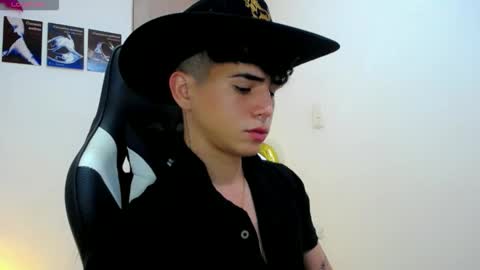 kiss_whitee online show from September 23, 12:02 am