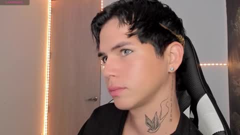 kiss_whitee online show from March 13, 7:53 pm