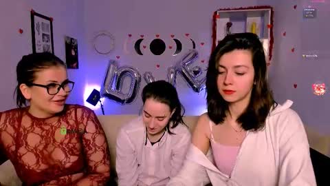 kitniss online show from February 14, 8:27 pm