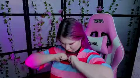 Snapshot of kitsune_little chatting on July 28, 7:37 am kitsune_little online show from July 28, 7:37 am