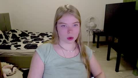 Snapshot of kitten_jenny01 chatting on December 4, 2:59 pm Jennyblonde and Emmabrunette online show from December 4, 2:59 pm