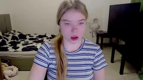 Snapshot of kitten_jenny01 chatting on December 6, 10:16 am Jennyblonde and Emmabrunette online show from December 6, 10:16 am