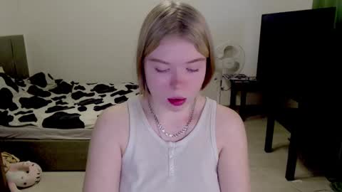 Snapshot of kitten_jenny01 chatting on December 7, 10:12 am Jennyblonde and Emmabrunette online show from December 7, 10:12 am
