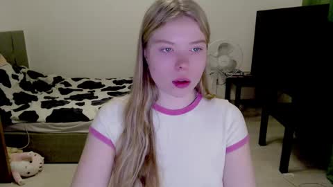 Snapshot of kitten_jenny01 chatting on December 17, 2:22 pm Jennyblonde and Emmabrunette online show from December 17, 2:22 pm