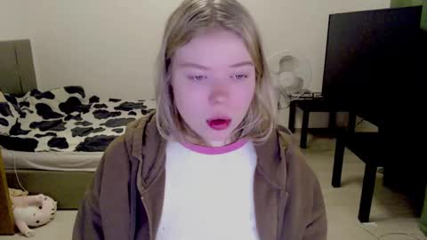 Snapshot of kitten_jenny01 chatting on December 18, 3:37 am Jennyblonde and Emmabrunette online show from December 18, 3:37 am