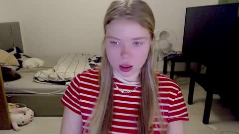 Snapshot of kitten_jenny01 chatting on December 27, 3:15 pm Jennyblonde and Emmabrunette online show from December 27, 3:15 pm