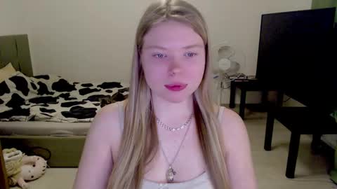 Snapshot of kitten_jenny01 chatting on February 18, 9:42 pm Jennyblonde and Emmabrunette online show from February 18, 9:42 pm