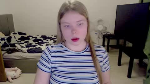 Snapshot of kitten_jenny01 chatting on February 21, 9:54 pm Jennyblonde and Emmabrunette online show from February 21, 9:54 pm