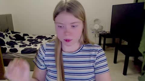 Snapshot of kitten_jenny01 chatting on February 22, 9:48 pm Jennyblonde and Emmabrunette online show from February 22, 9:48 pm