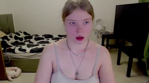 Snapshot of kitten_jenny01 chatting on March 1, 11:47 pm Jennyblonde and Emmabrunette online show from March 1, 11:47 pm