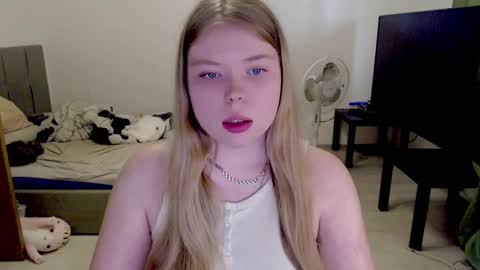 Snapshot of kitten_jenny01 chatting on September 22, 2:19 pm Jennyblonde and Emmabrunette online show from September 22, 2:19 pm