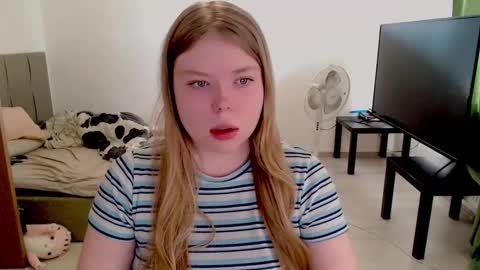 Snapshot of kitten_jenny01 chatting on October 1, 11:27 am Jennyblonde and Emmabrunette online show from October 1, 11:27 am