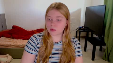 Jennyblonde and Emmabrunette online show from May 8, 11:37 am