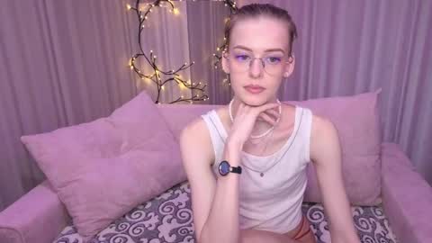 Snapshot of kitty__like18 chatting on June 3, 12:46 am Kitty online show from June 3, 12:46 am
