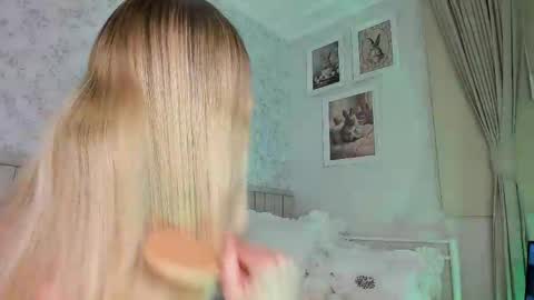 sophie online show from June 2, 7:05 pm