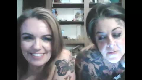 Snapshot of kitty_bang_bang chatting on April 28, 11:21 pm kitty_bang_bang online show from April 28, 11:21 pm