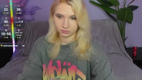 Snapshot of kitty_blondy chatting on April 9, 2:44 am kitty blondy online show from April 9, 2:44 am