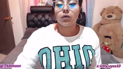 Snapshot of kitty_eyes chatting on February 1, 12:18 am kitty online show from February 1, 12:18 am