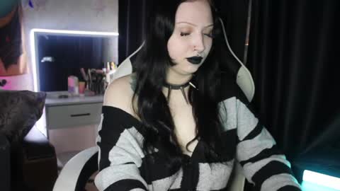 Hey  Im Ellie  if you like me and like my show give me a thumbs up hehe online show from June 19, 10:13 pm