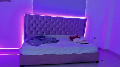 kitty_violet11 online show from April 27, 10:19 pm