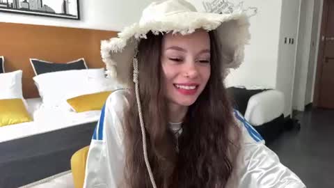 Snapshot of kittybaeray chatting on July 19, 7:12 am Rayna online show from July 19, 7:12 am
