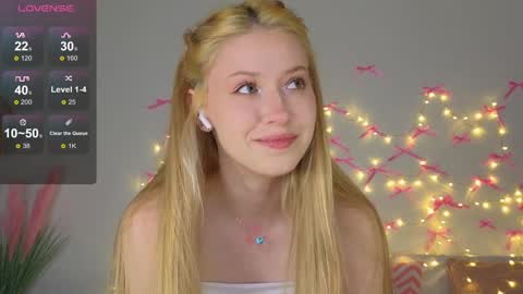 Snapshot of kittyloffe chatting on November 19, 3:39 am Monika online show from November 19, 3:39 am