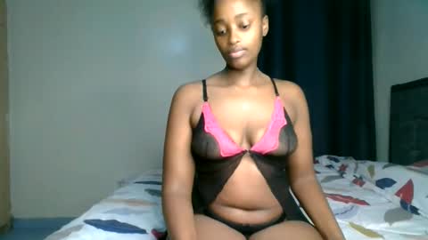 Snapshot of kittypettite chatting on June 11, 7:17 am Kittypettite online show from June 11, 7:17 am