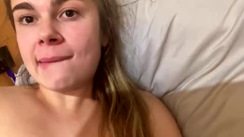 Snapshot of kiwihoneys69 chatting on December 18, 11:49 am kiwihoneys69 online show from December 18, 11:49 am