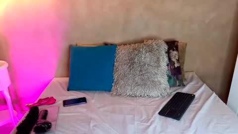 Snapshot of kloee_12 chatting on May 2, 7:19 pm K L O E online show from May 2, 7:19 pm
