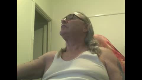 Snapshot of knobout chatting on October 14, 3:18 am knobout online show from October 14, 3:18 am