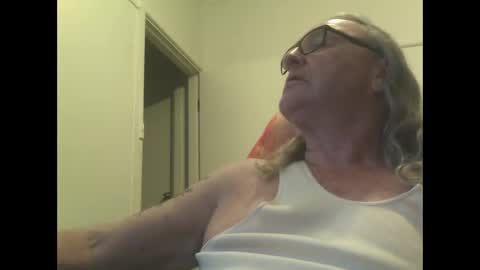 Snapshot of knobout chatting on October 26, 8:20 am knobout online show from October 26, 8:20 am