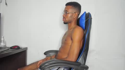 Snapshot of kofi_exotic_ chatting on December 8, 2:18 am kofi online show from December 8, 2:18 am