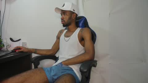 Snapshot of kofi_exotic_ chatting on December 20, 9:28 pm kofi online show from December 20, 9:28 pm