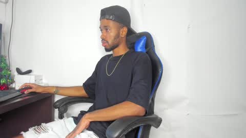 Snapshot of kofi_exotic_ chatting on December 25, 1:31 am kofi online show from December 25, 1:31 am