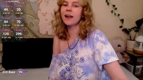 Snapshot of komorebbi chatting on June 18, 11:31 pm Marta online show from June 18, 11:31 pm