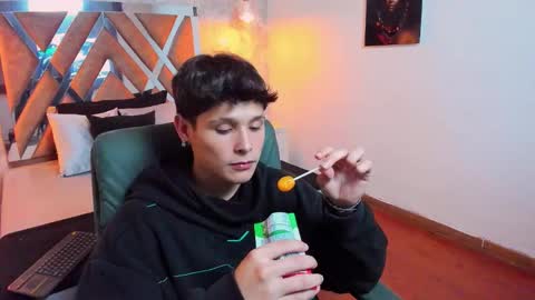 Snapshot of kraven_lust chatting on September 11, 3:39 am Kraven online show from September 11, 3:39 am