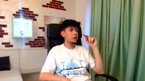 KrewVaughn online show from October 12, 5:06 am