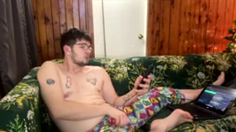 Snapshot of krimsoncircuit chatting on November 28, 7:44 am krimsoncircuit online show from November 28, 7:44 am