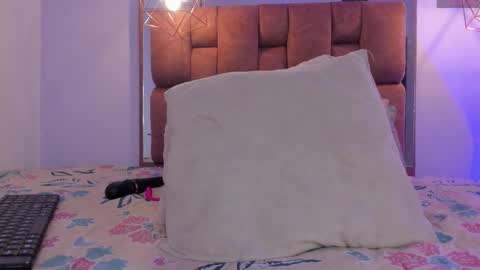 Snapshot of kristakinnky chatting on September 23, 1:47 pm BETANIA online show from September 23, 1:47 pm