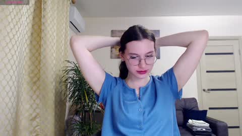 Snapshot of kristal89 chatting on January 3, 1:05 am kristal89 online show from January 3, 1:05 am