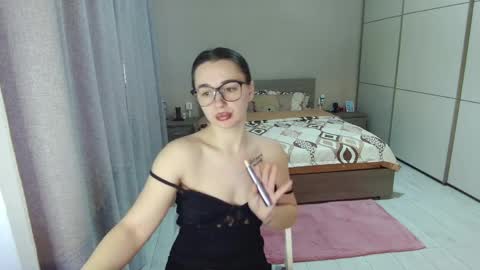 twitter    Annemarye 23 online show from March 29, 6:13 am
