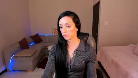 Snapshot of kristen_garner chatting on June 10, 8:41 pm Sophia online show from June 10, 8:41 pm