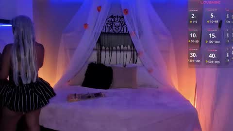 Snapshot of kristen_kassi chatting on October 31, 11:55 am Kristen online show from October 31, 11:55 am