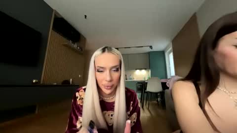 Snapshot of kristhedoll chatting on December 3, 1:09 pm Kris the doll online show from December 3, 1:09 pm