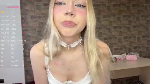 Snapshot of kristiancommes chatting on June 20, 4:21 pm Alisa online show from June 20, 4:21 pm
