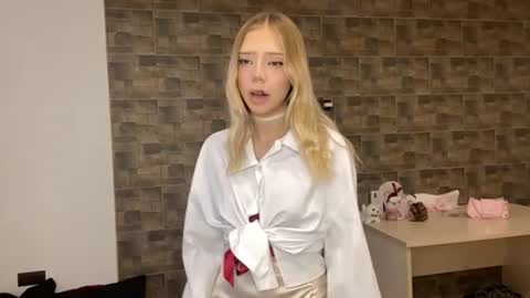 Snapshot of kristiancommes chatting on June 25, 4:44 pm Alisa online show from June 25, 4:44 pm