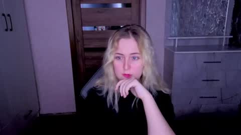Snapshot of kristy_fran chatting on June 21, 9:06 pm Kristy online show from June 21, 9:06 pm