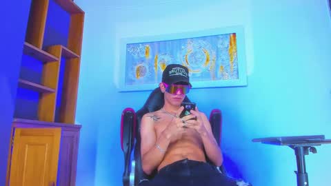 Snapshot of kroddy_sw chatting on December 15, 10:58 pm justym online show from December 15, 10:58 pm