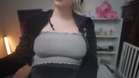 Snapshot of krystalsyxx chatting on January 21, 4:32 am Krystal Syx online show from January 21, 4:32 am